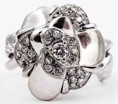 CHANEL CHANEL 

BAGUE en or gris (18k) la monture au motif floral sertie de diamants...