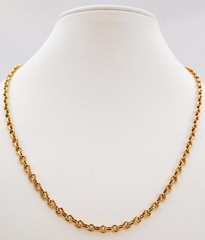 CHAUMET CHAUMET 

COLLIER en or jaune (18k) à maille ovale. Signé et numéroté par...