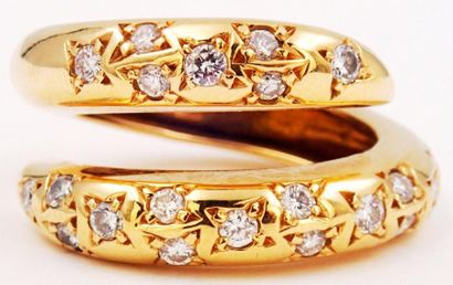 CHAUMET CHAUMET 

BAGUE en or jaune (18k) retenant deux anneaux ajourés sertis d'une...