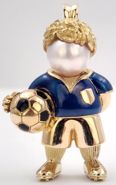 FRED FRED 

BROCHE en or jaune (18k) stylisant un footballeur en tenue bleue émaillée....