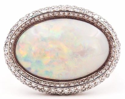 PIAGET PIAGET 

BAGUE en or gris (18k) retenant une opale de taille ovale la monture...
