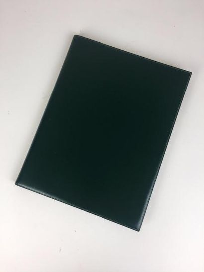 null HERMES Paris PORTE - CARNET en cuir vert. Parfait état. 29 x 23 cm.