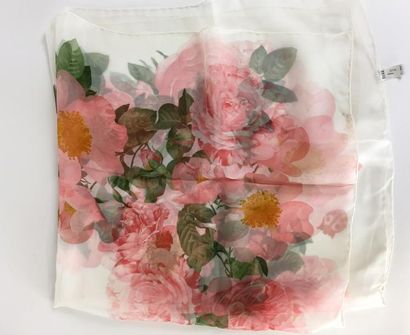 null NINA RICCI CARRE en mousseline de soie rose, imprimé au motif fleuri. Parfait...