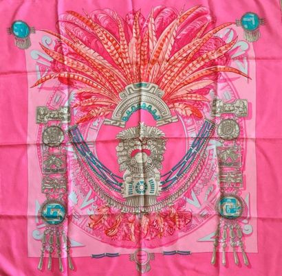 null HERMES Paris CARRE en soie rose au motif "Maya". 89 x 89 cm. Etat neuf. Avec...