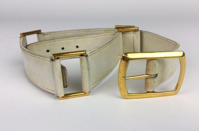 null HERMES CEINTURE en cuir de veaux blanc, boucle en métal doré. Bon état général...