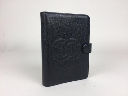 null CHANEL AGENDA en cuir noir. Très bon état. 14 x 10 cm.