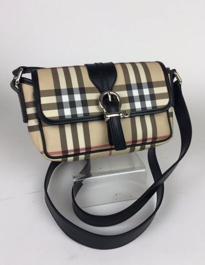 null BURBERRY Petit SAC en toile Burberry, porté en bandoulière. Etat presque neuf....