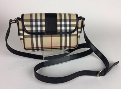 null BURBERRY Petit SAC en toile Burberry, porté en bandoulière. Etat presque neuf....