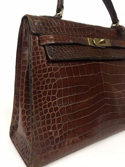 null HERMES Paris SAC à main 'KELLY' en crocodile marron rigide. Bijouterie plaqué...