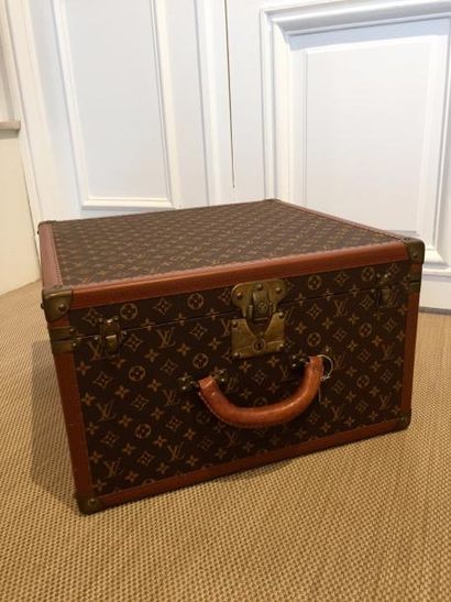 null LOUIS VUITTON BOITE CHAPEAUX "Brette" en toile Monogram et cuir marron. Renforts...