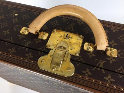 null LOUIS VUITTON Paris VALISE rigide Alzer en toile Monogram et cuir beige. Garniture...