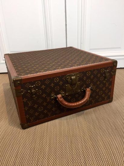 null LOUIS VUITTON BOITE CHAPEAUX "Brette" en toile Monogram et cuir marron. Renforts...