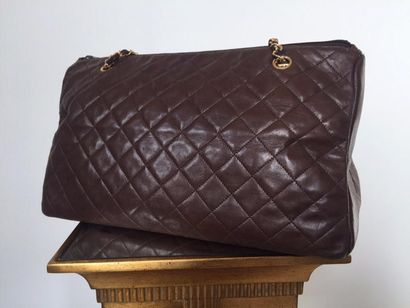 null CHANEL SAC porté épaule en cuir d’agneu matelassé marron. Deux anses chaînes...