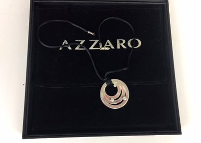 null AZZARO PENDENTIF en métal argenté au décor de strasses. Très bon état. Avec...