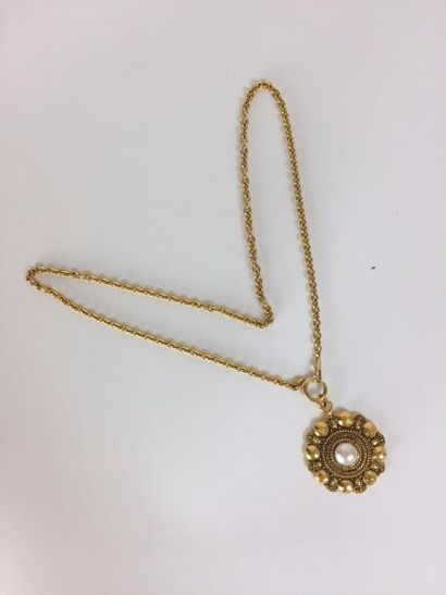 null CHANEL Grand PENDENTIF en métal doré porté sur une chaîne en métal doré. Parfait...