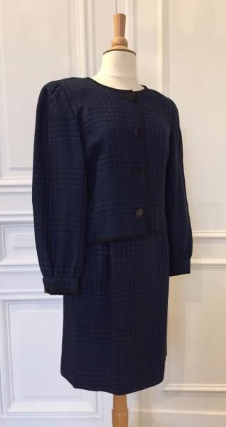 null Pierre BALMAIN TAILLEUR composé d'une VESTE et une JUPE en laine bleu et noir....