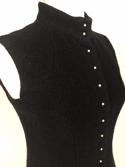 null CHANEL GILET en tweed noir, boutons en perles. Très bon état. T. 40.