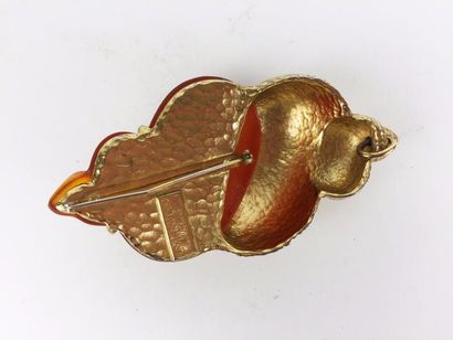 null Christian DIOR BROCHE en métal doré et plastique en forme de coquillage. Bon...