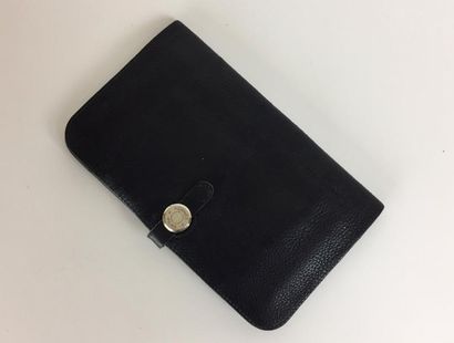 null HERMES Paris POCHETTE façon PORTEFEUILLE en cuir noir. Fermoir en métal argenté....