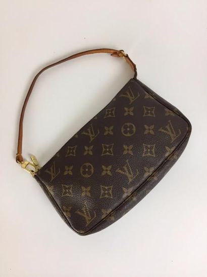 null LOUIS VUITTON SAC – POCHETTE porté main en toile Monogram. Anse en cuir caramel....