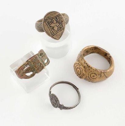 null Quatre bagues du type antique a) Bague de fouille, à chaton gravé, trouvée en...