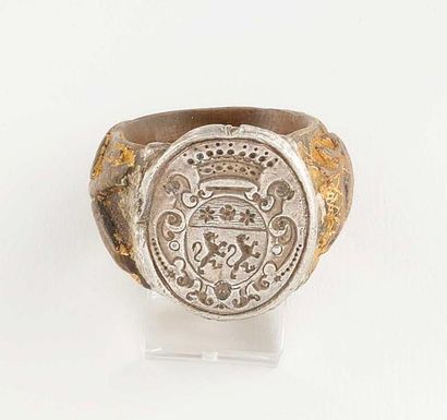 null Forte bague médiévale en bronze ciselé d’écu et symboles Chaton en argent faisant...
