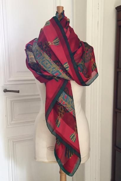 Nina RICCI GRANDE ETOLE en soie multicolor. Très bon état. 108 x 162 cm.