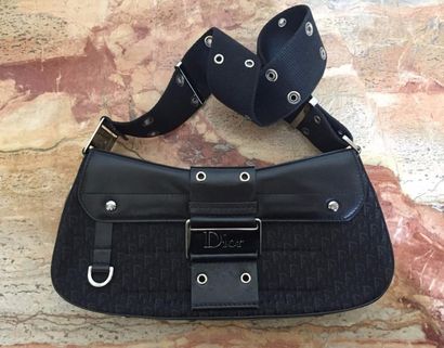 DIOR SAC bagette porté épaule en toile et cuir noir. Très bon état. 15 x 31 cm.