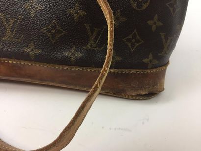 LOUIS VUITTON SAC « Alma » en toile Monogram et cuir caramel. Deux anses portées...