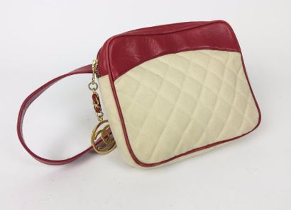 CHANEL SAC porté façon CEINTURE en toile beige et cuir rouge kazakh. Fermeture éclair,...