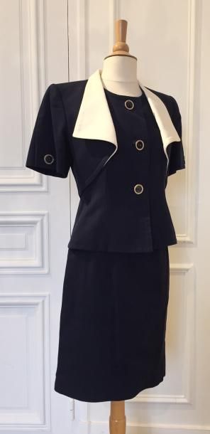 GIVENCHY TAILLEUR composé d'une VESTE au manches courtes et une JUPE laine bleu marine....