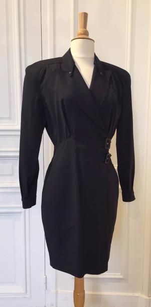 Thierry MUGLER ROBE en laine peignée noire. Très bon état. T.38.