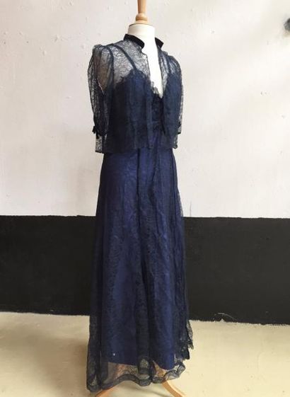 ANONYME, circa 1940 ROBE du soir en dentelle et soie bleu. Bon état. Accompagné de...