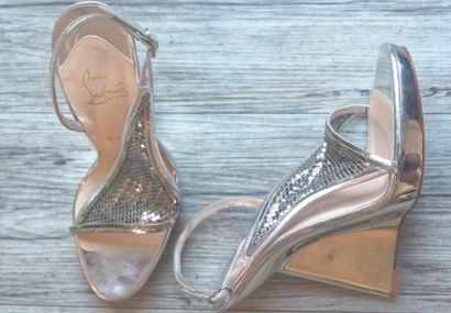 Christian LOUBOUTIN SANDALES en cuir argenté. Bon état. P. 39 1/2. Silver shiny heel...