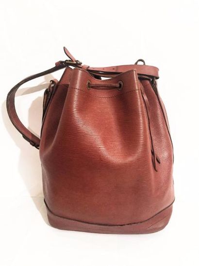 LOUIS VUITTON Grand SAC "Noé" en cuir épi cognac. Porté épaule, anse en cuir épi....