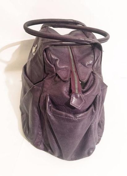 VIVIENNE WESTWOOD SAC en cuir violet, fermeture zippée, doublure grise, à l'intérieur...