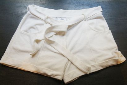 DIOR SHORT en éponge blanc. T. env. 34. White terry cloth shorts. 