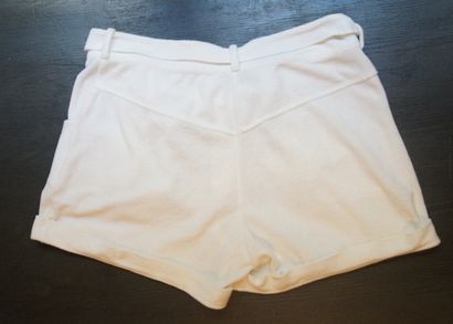 DIOR SHORT en éponge blanc. T. env. 34. White terry cloth shorts. 