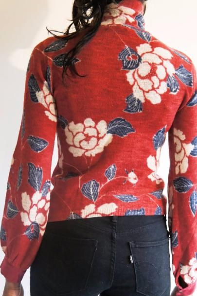 KENZO PULL en laine rouge imprimé d'un motif fleuri blanc, col cheminée et poignet...