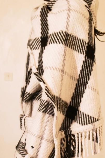 JC de CASTELBAJAC MANTEAU en laine tartannoir et blanc et echarpe avec poches plaquées....