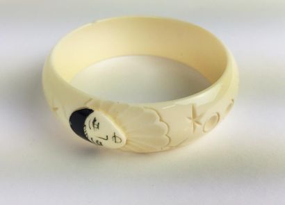 ANONYME, circa 1930 BRACELET façon ivoire décoré d'un sujet « Comedia dell’Arte »....