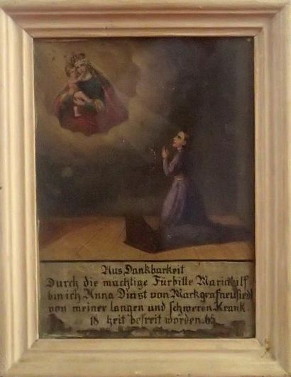  EX-VOTO 1865 Une femme agenouillée sur un prie-Dieu invoque la Vierge à l’Enfant...