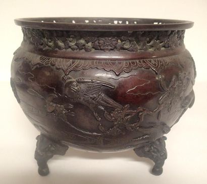 JAPON Cache pot en bronze patiné et ajouré à décor d'un paysage. Fin XIXème siècle...