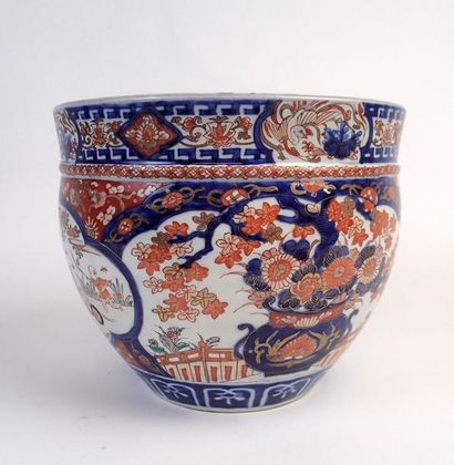 JAPON Cache pot en porcelaine à décor Imari...