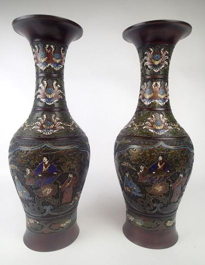 CHINE Paire de vases balustre en bronze cloisonné...