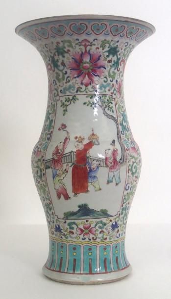 null CHINE Vase balustre en porcelaine polychrome à décor émaillé de la famille rose....