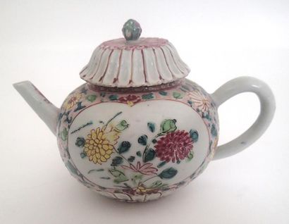 null CHINE Théière en porcelaine polychrome à décor floral. XVIIIème siècle Haut....