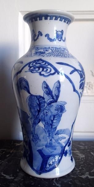 null CHINE Vase balustre en porcelaine émaillée blanc bleu sous couverte d'animaux...