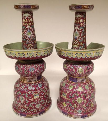 null CHINE Paire de vases de temple en porcelaine polychrome à décors émaillés de...
