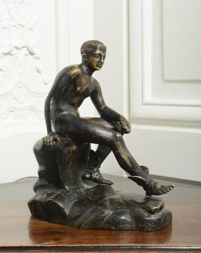  ECOLE FRANCAISE du XVIIème siècle Mercure assis sur un rocher Bronze patiné Haut...